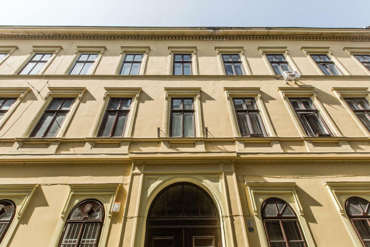 Sunlit Forest In The Centre Budapest Exterior foto